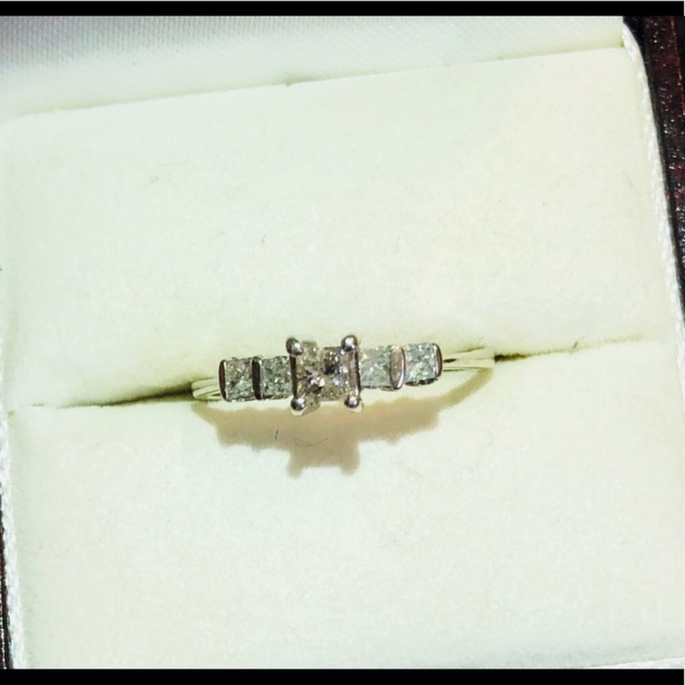10 K white gold diamond engagement ring